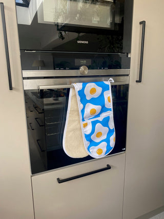 Siemens oven with a blue towel with yellow dots hanging on the handle